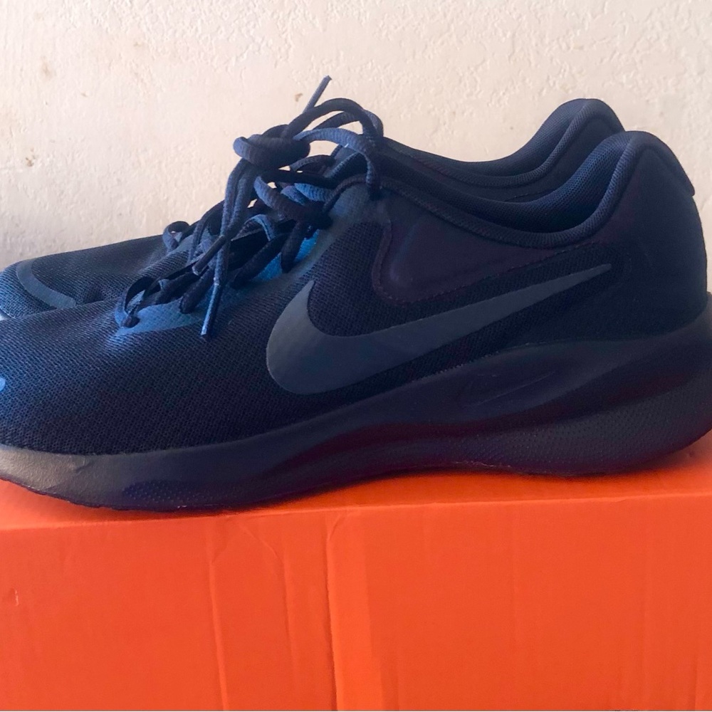 Nike Revolution 7 Men's Black Running Shoes Size 11  NWOB